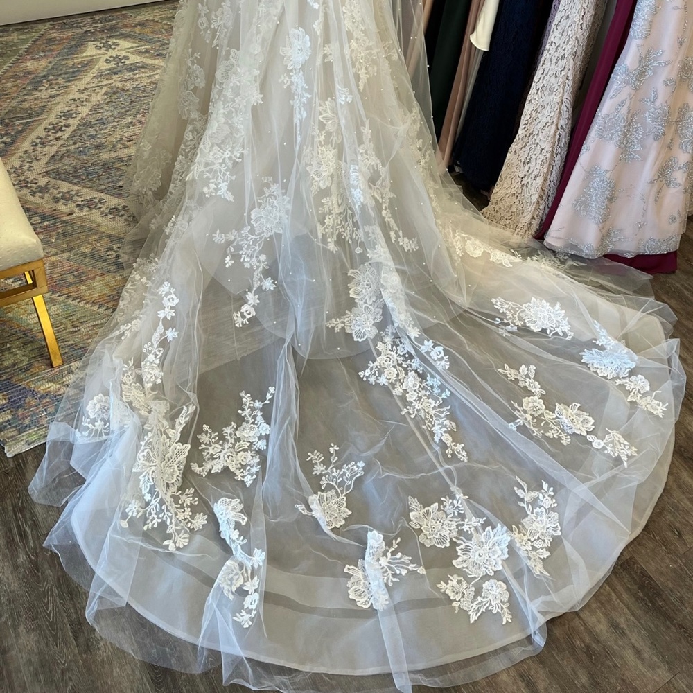 NEVER WORN or ALT Enzoani (Lysandra) Off-White Backless Wedding Dress w/ Sleeves